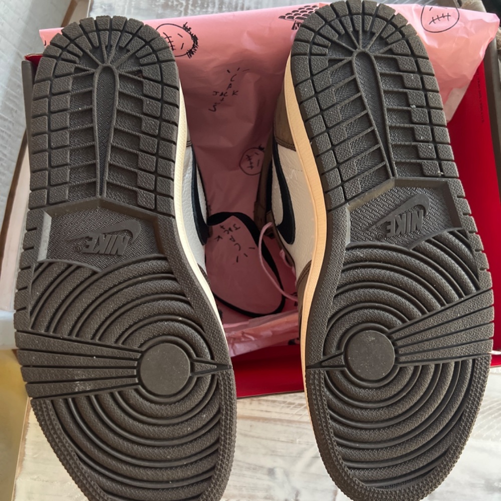 Travis Scott Jordan 1s - Picture 2 of 6